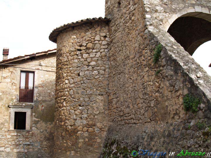 15-P5114794+.jpg - 15-P5114794+.jpg - L'antico recinto fortificato esterno alla chiesa di Sant'Eusanio.